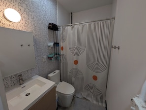 Bathroom - 1 Bedroom Studio in Atlanta -Close to the Airport and Atlanta Stadium via train (College Park)