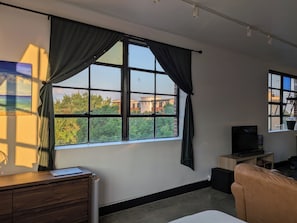 Living area - 1 Bedroom Studio in Atlanta -Close to the Airport and Atlanta Stadium via train (College Park)