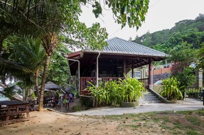 Restaurant - Surfers Self Catering Chalets (Mahé Island)