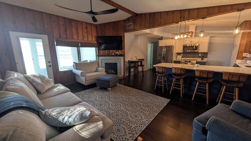 Soothing 2-bedroom, 2 bath waterfront/lakefront house with AC in Lake Waccamaw