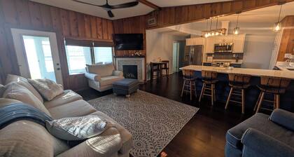 Soothing 2-bedroom, 2 bath waterfront/lakefront house with AC in Lake Waccamaw