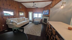 Living area - Soothing 2-bedroom, 2 bath house with AC in Lake Waccamaw (Lake Waccamaw)