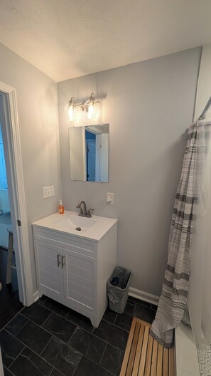 Shower, hair dryer, towels, soap - Soothing 2-bedroom, 2 bath house with AC in Lake Waccamaw (Lake Waccamaw)