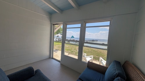 Soothing 2-bedroom, 2 bath waterfront/lakefront house with AC in Lake Waccamaw