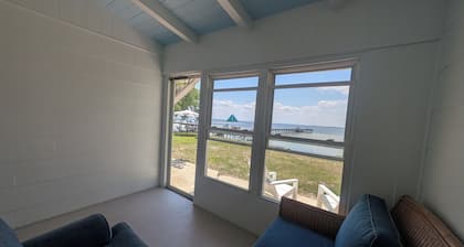 Soothing 2-bedroom, 2 bath waterfront/lakefront house with AC in Lake Waccamaw