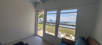 Soothing 2-bedroom, 2 bath waterfront/lakefront house with AC in Lake Waccamaw