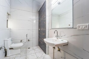 A bathroom with a toilet, sink, and shower. - Hotel Arch Inn (Jaipur)