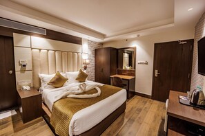 A hotel room with a bed, bedside table, desk, mirror, wardrobe, and a bathroom. - Casa De Katson (Alto de Porvorim)