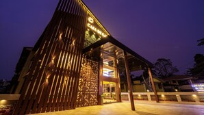 A modern building with a sloped roof and a prominent entrance. - Casa De Katson (Alto de Porvorim)