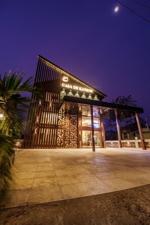 A modern building with a sign reading 'CASA DE KATSON' at night. - Casa De Katson (Alto de Porvorim)