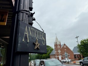 Une enseigne pour un magasin d’antiquités, ornée d’un emblème en forme d’étoile.
