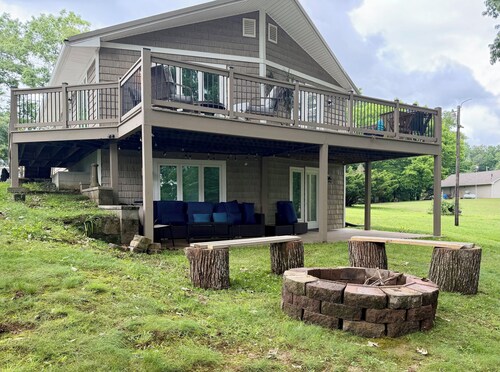 3-bed 2 Bath Pet & Family Friendly Lake view, Fire pit &Games
@LakeItEasyBarkley