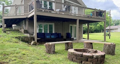3-bed 2 Bath Pet & Family Friendly Lake view, Fire pit &Games
@LakeItEasyBarkley