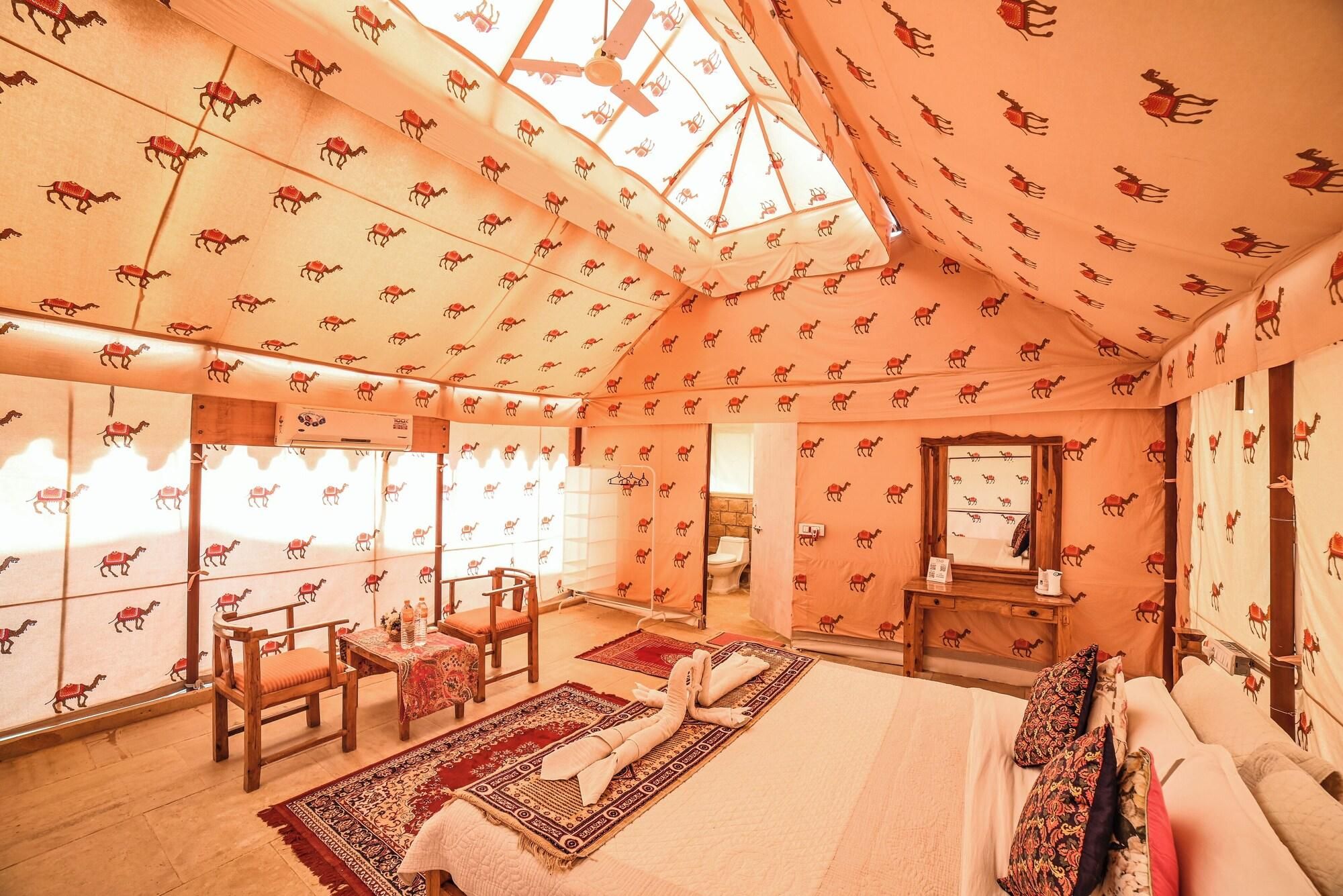 Une chambre décorée sur le thème des chameaux, avec un lit, des chaises, une table et un miroir.