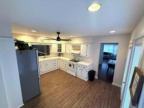 Private kitchen - Cozy 2-bedroom house in peaceful Kansas City with AC (Kansas City)