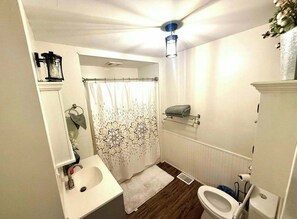 Een haardroger, handdoeken, zeep, toiletpapier