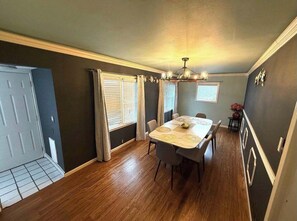Dining - Cozy 2-bedroom house in peaceful Kansas City with AC (Kansas City)