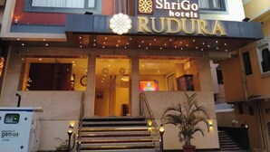 Ein mehrstöckiges Hotel mit einem Schild für ShriGo Hotels Rudura.