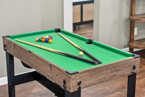 Games room - NEW l Luxe Midway City Retreat l Sleeps 12 (Midway City)