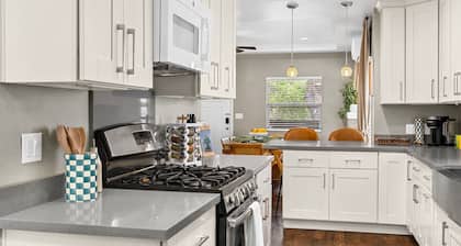 NEW l Luxe Midway City Retreat l Sleeps 12