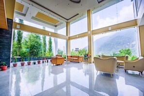 Lobby - Naturevilas Sarovar Portico (Manali)