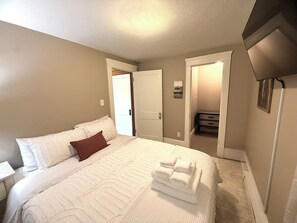 2 bedrooms, iron/ironing board, WiFi, bed sheets - Shenandoah Valley Stay - Near JMU, Caverns & Skyline Drive (Broadway)