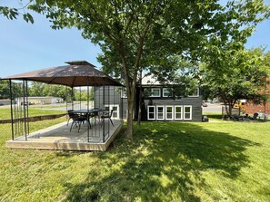 Outdoor dining - Shenandoah Valley Stay - Near JMU, Caverns & Skyline Drive (Broadway)