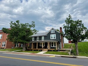 Exterior - Shenandoah Valley Stay - Near JMU, Caverns & Skyline Drive (Broadway)