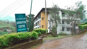 Un edificio con un cartel que indica Munnar Animation Centre.