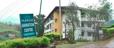 A building with a sign for Munnar Animation Centre.