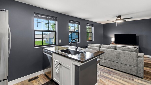 Private kitchen - Quiet loft with a water view | Remote work haven (Russells Point)