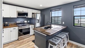 Private kitchen - Quiet loft with a water view | Remote work haven (Russells Point)