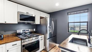 The Loft on Waterbury - Stainless steel Appliances