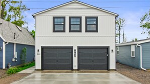 Exterior - Quiet loft with a water view | Remote work haven (Russells Point)