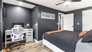 Room - Quiet loft with a water view | Remote work haven (Russells Point)