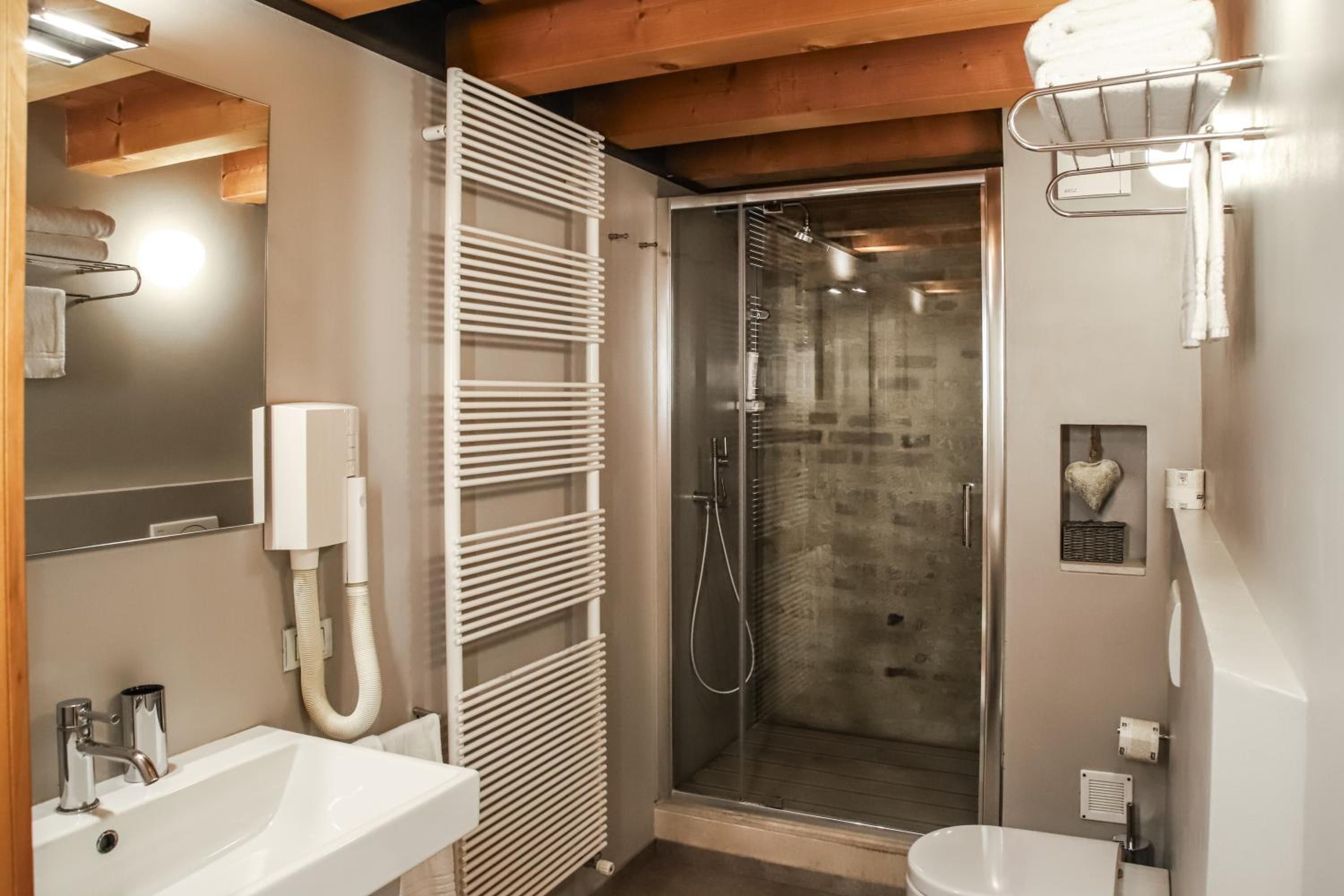 Un bagno moderno con doccia, WC e lavandino.