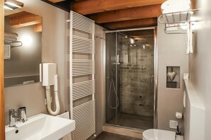 A modern bathroom with a shower, toilet, and sink. - Locanda Ponte Dante (Treviso)