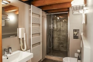 Un baño moderno con ducha, inodoro y lavamanos.