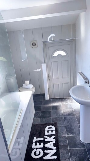 Bathroom - Apartment Sleeps 4 with Garden & WiFi (Gateshead)