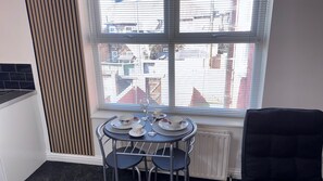 Dining - Apartment Sleeps 4 with Garden & WiFi (Gateshead)