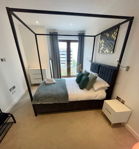 Business Suite Lux 2 Bed Apartment in St Albans