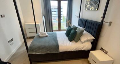 Business Suite Lux 2 Bed Apartment in St Albans