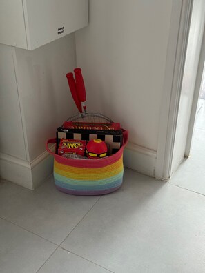 En hörna i ett rum med en vit vägg, en vit dörr och ett vitt golv.