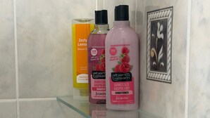 Ducha, secador de pelo y toallas