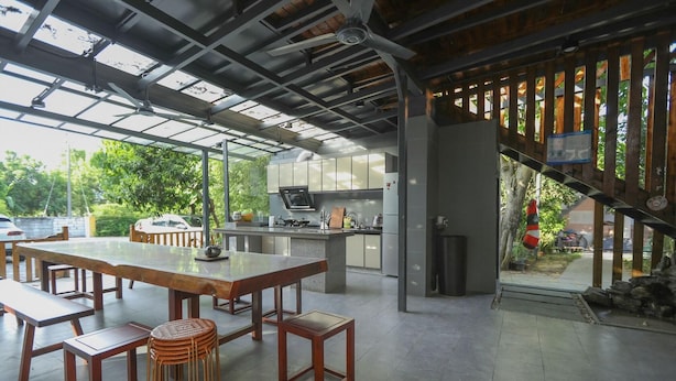 An open-plan kitchen with a dining area, large windows, and a view of the outdoors. - Shenzhen Yusu Linting Inn (Shenzhen)