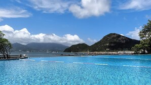 A clear blue pool with a view of mountains and a distant shoreline. - Shenzhen Yusu Linting Inn (Shenzhen)