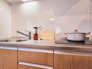Appartement, Meerdere bedden, niet-roken | Privékeuken | Een koelkast met diepvriezer, een microgolfoven, een kookplaat