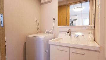 Apartment, Mehrere Betten, Nichtraucher | Badezimmer | Kostenlose Toilettenartikel, Haartrockner, Handtücher, Shampoo