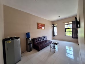 Living area - Urbanview Hotel Inkoppabri Cisarua Puncak (Cisarua)
