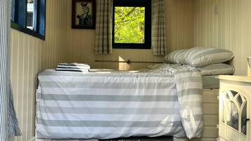 1 bedroom, bed sheets
